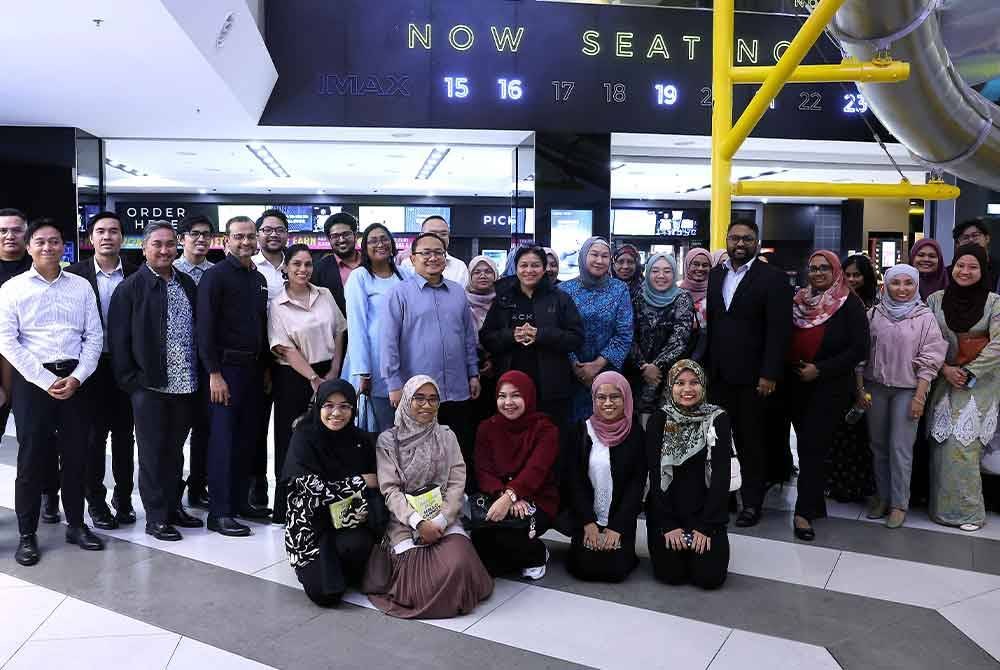 Azalina (tengah) bergambar bersama orang ramai yang hadir selepas selesai menonton Tayangan Khas Filem Takluk: Lahad Datu di GSC IOI Mall hari ini. Foto Bernama