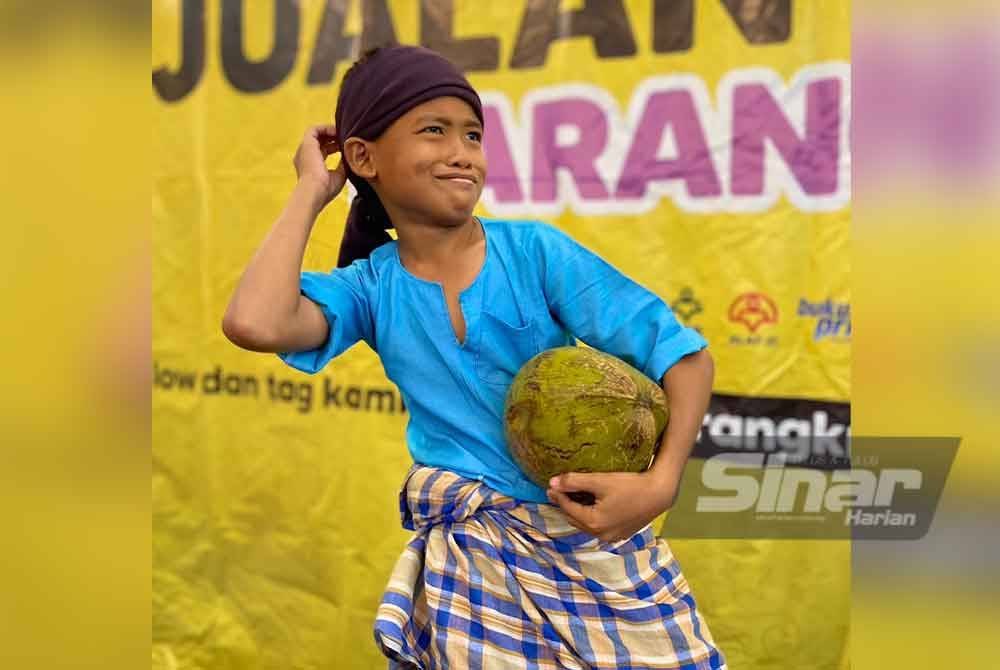 Muhammad Alfateh yang membawakan karakter Mat Jenin dinobatkan sebagai johan Pertandingan Pakaian Beragam Cerita Rakyat sempena Jualan Gudang Karangkraf 2024.