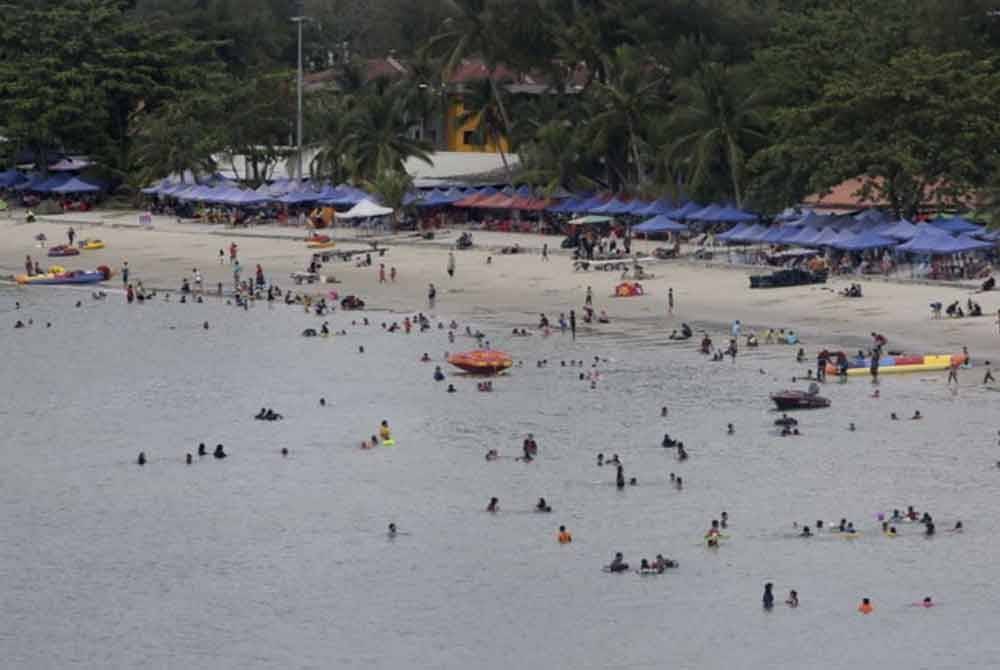 Khemah di sepanjang pesisir menutup keindahan pantai dari pemandangan umum.