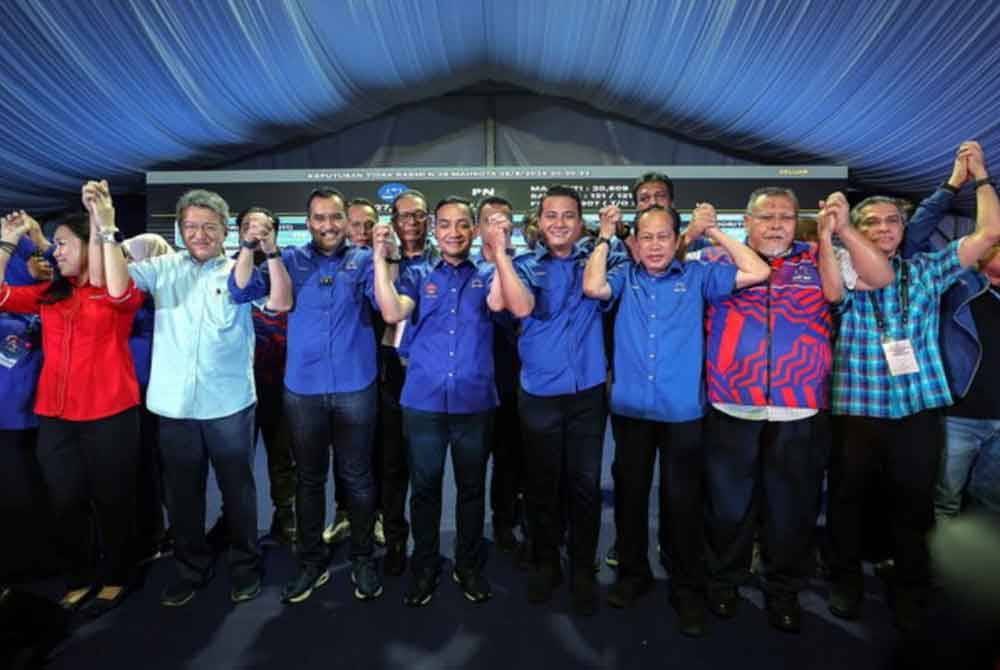 Menteri Besar Johor, Datuk Onn Hafiz Ghazi bersama Setiausaha Agung UMNO, Datuk Dr Asyraf Wajdi Dusuki; Timbalan Pengerusi Perhubungan UMNO Johor, Datuk Seri Ahmad Maslan meraikan kemenangan calon BN, Syed Hussien Syed Abdullah dalam PRK DUN Mahkota. Foto Bernama