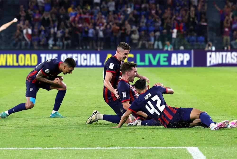 Pemain JDT, Juan Muniz Gallego (dua, kanan) meraikan gol ketika menentang Shanghai Shenhua FC, pada perlawanan Liga Juara-Juara Asia di Stadium Sultan Ibrahim. Foto Bernama