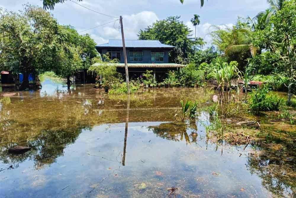 Pemindahan penduduk dilakukan atas faktor keselamatan berikutan ramalan cuaca hujan dan ribut di kawasan terlibat. Foto APM Perak