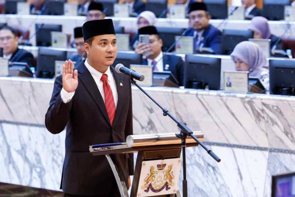 Syed Hussien mengangkat sumpah sebagai ADUN Mahkota ketika Persidangan DUN Johor di Bangunan Sultan Ismail Kota Iskandar pada Khamis.