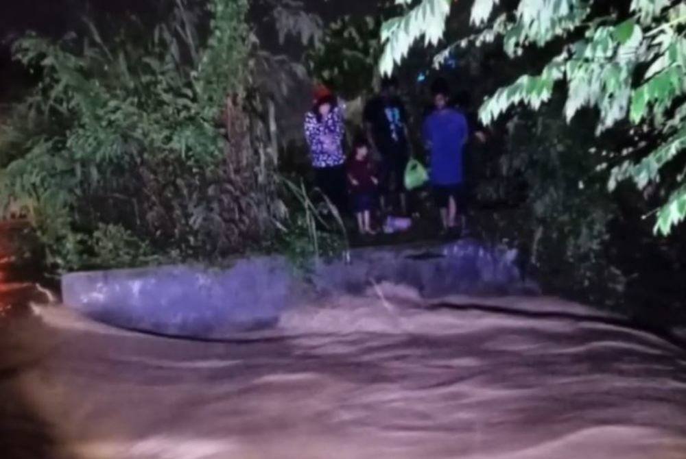 Lima individu termasuk seorang kanak-kanak diselamatkan pihak bomba selepas terperangkap dalam kejadian kepala air di Kampung Batu 10, Lebuhraya Cheras-Kajang.