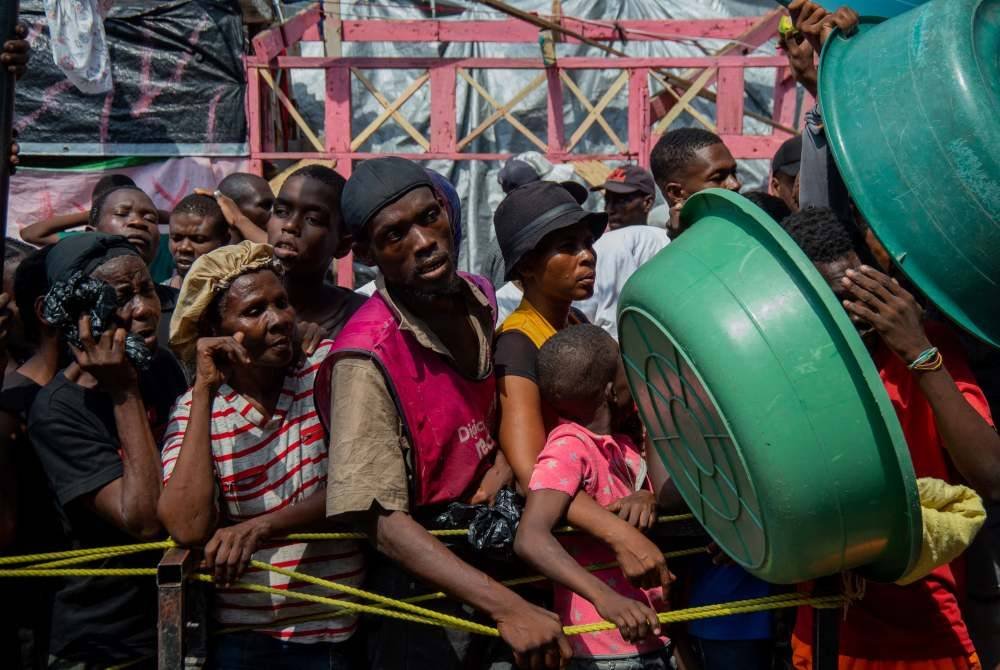 Orang ramai beratur untuk mendapatkan makanan di Port-au-Prince di Haiti. Foto AFP