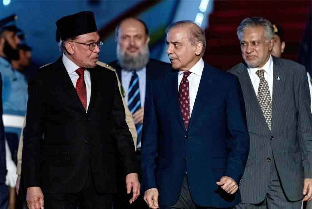 Anwar disambut oleh Shehbaz (dua, kanan) ketika tiba di Pangkalan Udara Nur Khan, Rawalpindi sempena lawatan negara ke Pakistan selama tiga hari. Foto Bernama