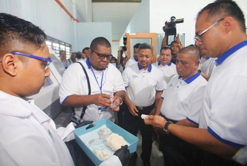 Saarani (dua dari kanan) bersama Anuar Zainal (kanan) meninjau operasi Terra Mineral Lab Sdn Bhd (TML) dan Pusat Kecemerlangan Penyelidikan Mineral pada Khamis.