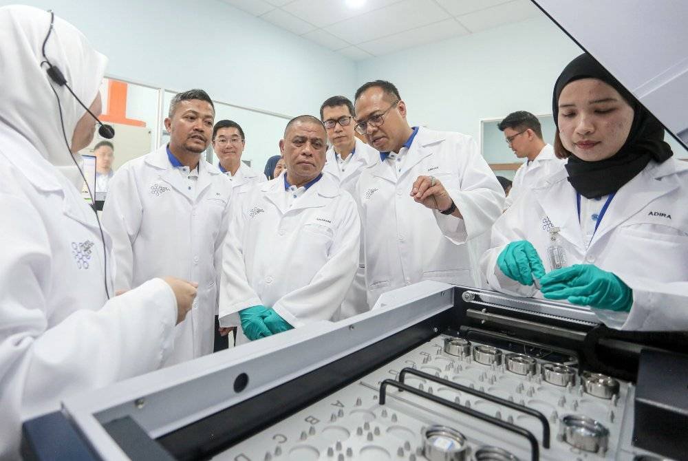 Menteri Besar Perak, Datuk Seri Saarani Mohamad (tengah) ketika sesi lawatan ke pejabat Terra Mineral Lab pada Majlis Perasmian Terra Mineral Lab (TML) dan Pusat Kecemerlangan Penyelidikan Mineral (Centre Of Excellence For Mineral Research) di sini pada Khamis. Foto Bernama