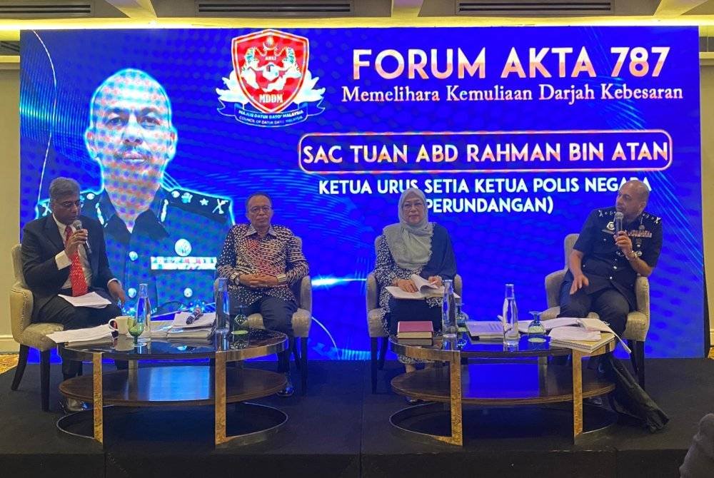 Dari kanan: Abd Rahman, Shamrahayu dan Rozali sebagai panelis Forum Akta 787 Memelihara Kemuliaan Darjah Kebesaran, di ibu negara pada Khamis.