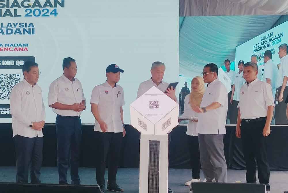 Ahmad Zahid (tengah) melancarkan Bulan Kesiapsiagaan Nasional 2024 di PPS Dewan Serbaguna Taman Kota Jaya, Kota Tinggi, pada Khamis.