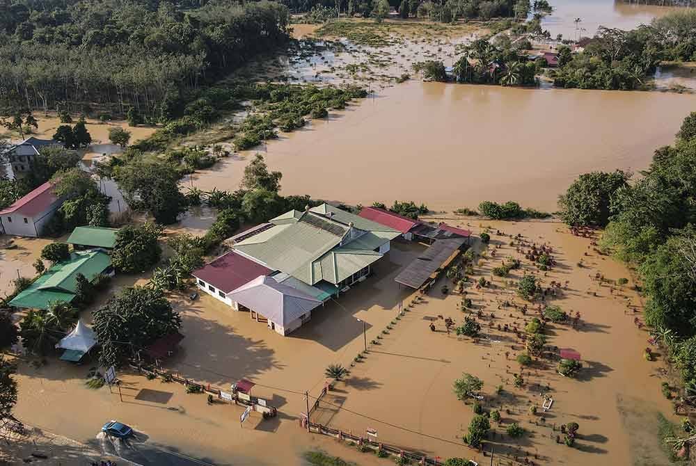 Lebih 16,000 anggota Jabatan Bomba dan Penyelamat Malaysia (JBPM) diletakkan dalam mod bersiap siaga untuk menghadapi Monsun Timur Laut lebih awal, susulan kejadian hujan lebat serta banjir yang melanda beberapa kawasan seluruh negara. Foto Bernama