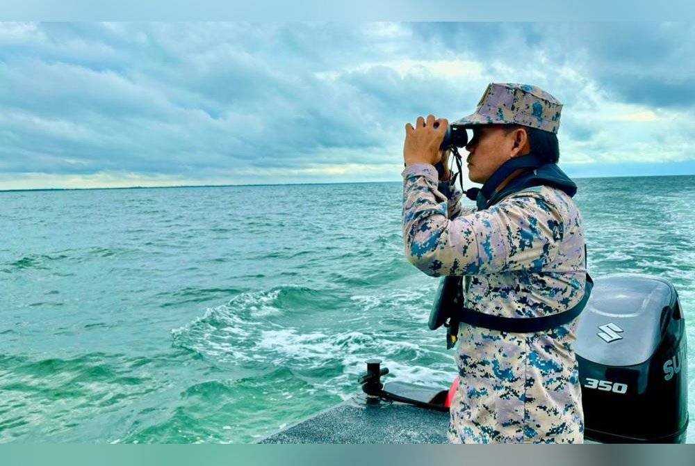 Angggota Maritim Malaysia menjalankan usaha mencari mangsa yang masuk hari keempat di sekitar perairan Batu Laut, Tanjung Sepat di sini pada Khamis.