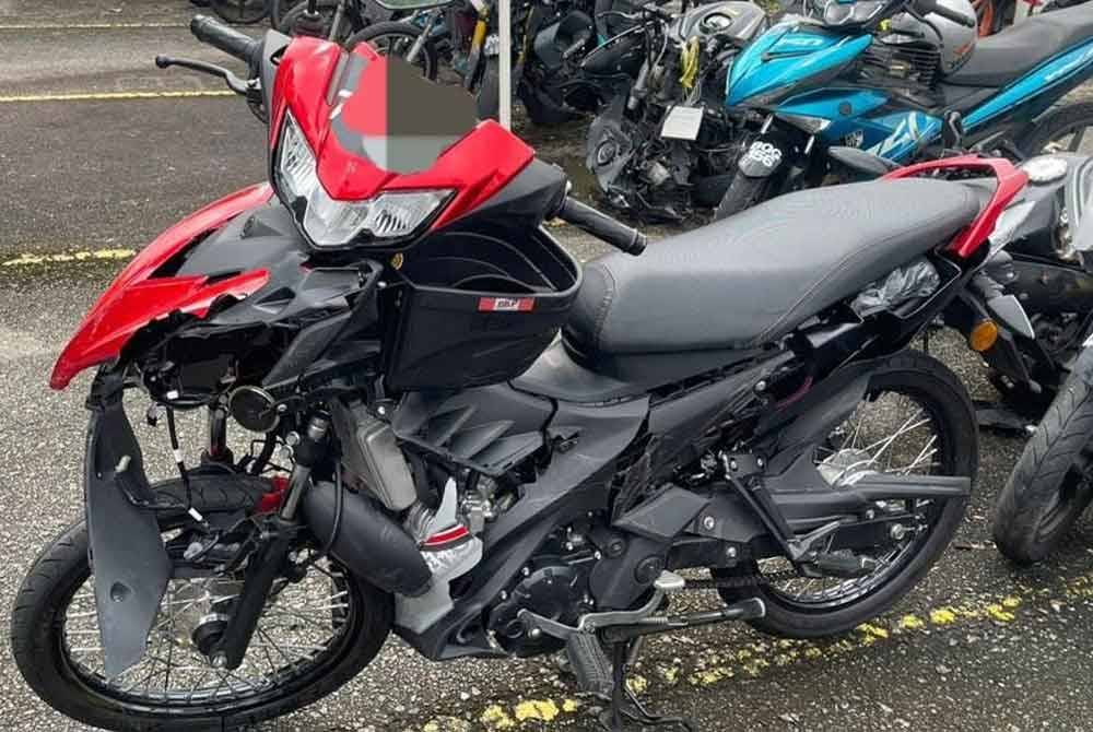 Bahagian hadapan motosikal mangsa mengalami kerosakan teruk apabila dipercayai melanggar bahagian belakang sebuah kenderaan dalam kejadian di Kilometer 12.1 Lebuhraya Lembah Klang Baru (NKVE), Shah Alam, Selangor pada Khamis. Foto: PDRM.