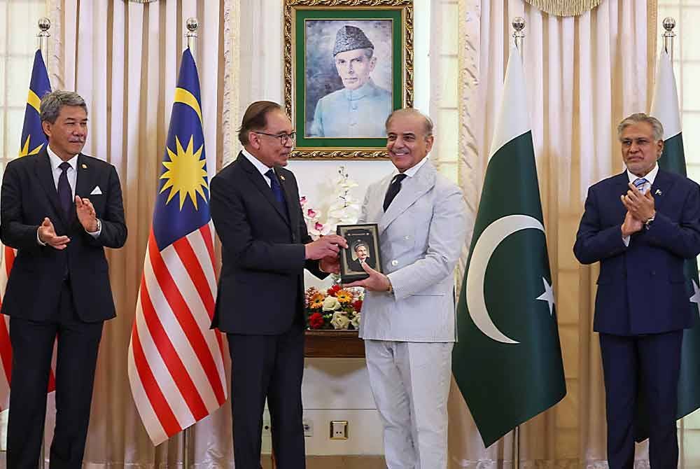 Perdana Menteri Datuk Seri Anwar Ibrahim (dua, kiri) bersama rakan sejawatannya dari Pakistan Shehbaz Sharif (dua, kanan) ketika majlis pelancaran himpunan karya terjemahan terpilih oleh penyair terkenal Pakistan Allama Muhammad Iqbal yang diterjemahkan ke dalam Bahasa Melayu di Kediaman Rasmi Perdana Menteri Pakistan pada Khamis. Foto Bernama