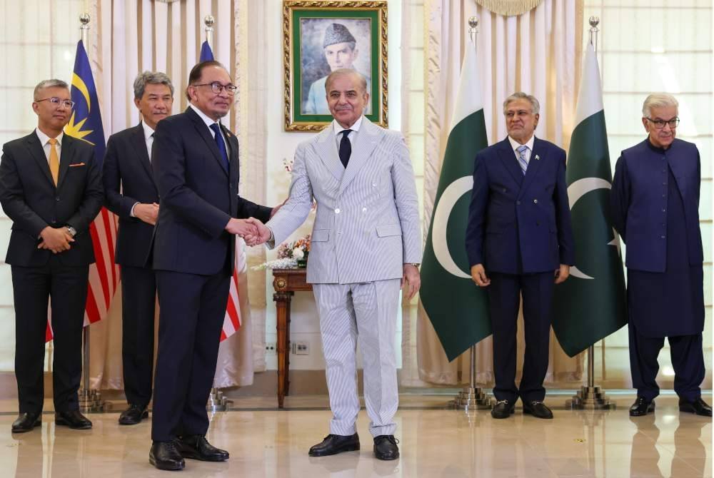 Anwar (tiga dari kiri) bersama Shehbaz Sharif selepas sidang media bersama di Kediaman Rasmi Perdana Menteri Pakistan, hari ini. Foto Bernama