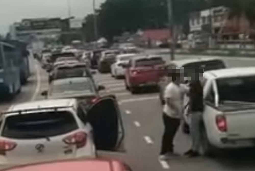 Video tular memaparkan kejadian pergaduhan di pekan Dengkil, di sini, pada Khamis.