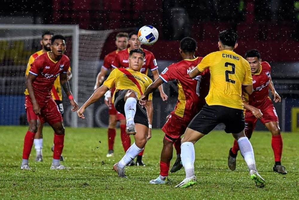 Aksi Selangor FC menentang kelab Filipina, Cebu FC di Stadium Majlis Bandaraya Petaling Jaya.