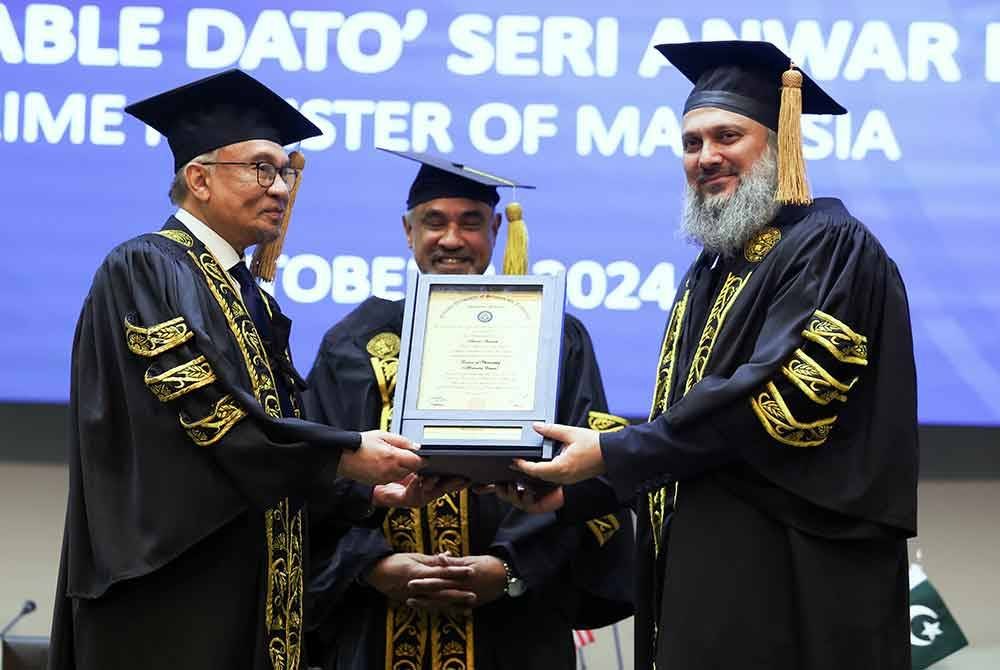 Perdana Menteri Datuk Seri Anwar Ibrahim, yang kini dalam rangka lawatan negara tiga hari ke Pakistan, hari ini menerima anugerah Ijazah Kehormat Doktor Falsafah daripada Universiti Sains dan Teknologi Kebangsaan (NUST). Foto Bernama