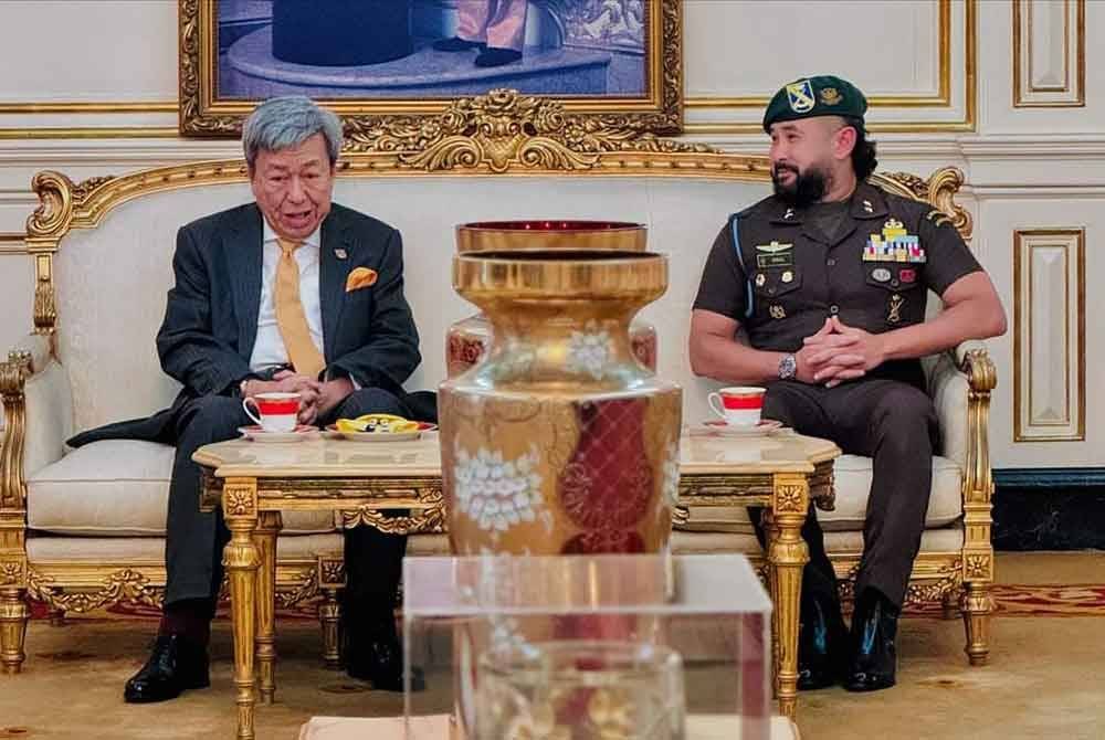 Sultan Sharafuddin menerima menghadap Tunku Mahkota Ismail di Istana Selangor, Kuala Lumpur.Foto: Selangor Royal Office.