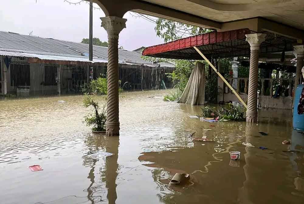 Beberapa rumah penduduk di Kampung Merbau Sempak dilanda banjir kilat.