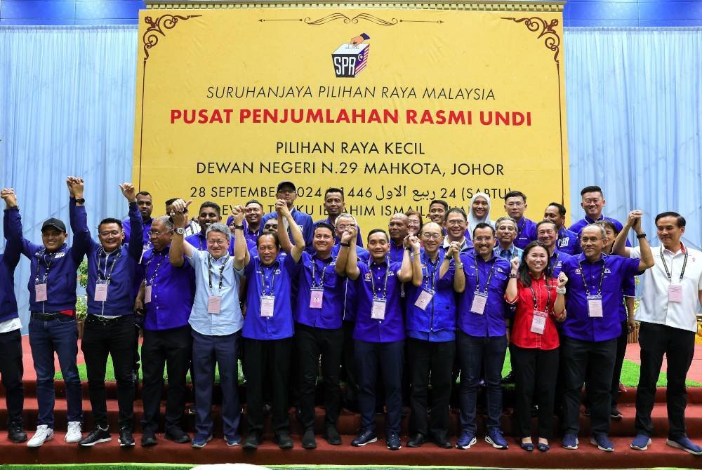 Syed Hussien (depan, tengah) meraikan kemenangan dengan bergambar bersama kepimpinan tertinggi Barisan Nasional selepas diumumkan kemenangan pada PRK Mahkota di Dewan Tunku Ibrahim Ismail, baru-baru ini. Foto hiasan