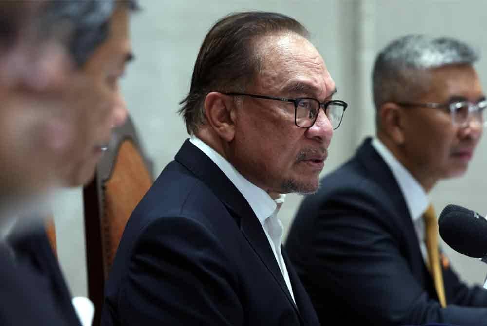 Perdana Menteri Datuk Seri Anwar Ibrahim pada sidang media sempena lawatan negara ke Pakistan hari ini. Turut kelihatan, Menteri Luar Datuk Mohamad Hasan serta Menteri Pelaburan, Perdagangan dan Industri Tengku Datuk Seri Zafrul Tengku Abdul Aziz (kanan). - Foto: Bernama