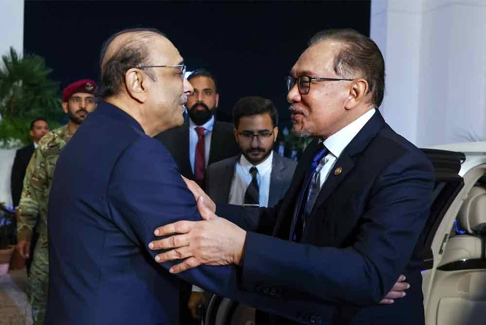 Anwar (kanan) mengadakan kunjungan hormat ke atas Presiden Pakistan, Asif Ali Zardari di Aiwan-e-Sadr iaitu kediaman rasmi pemimpin itu hari ini. - Foto: Bernama