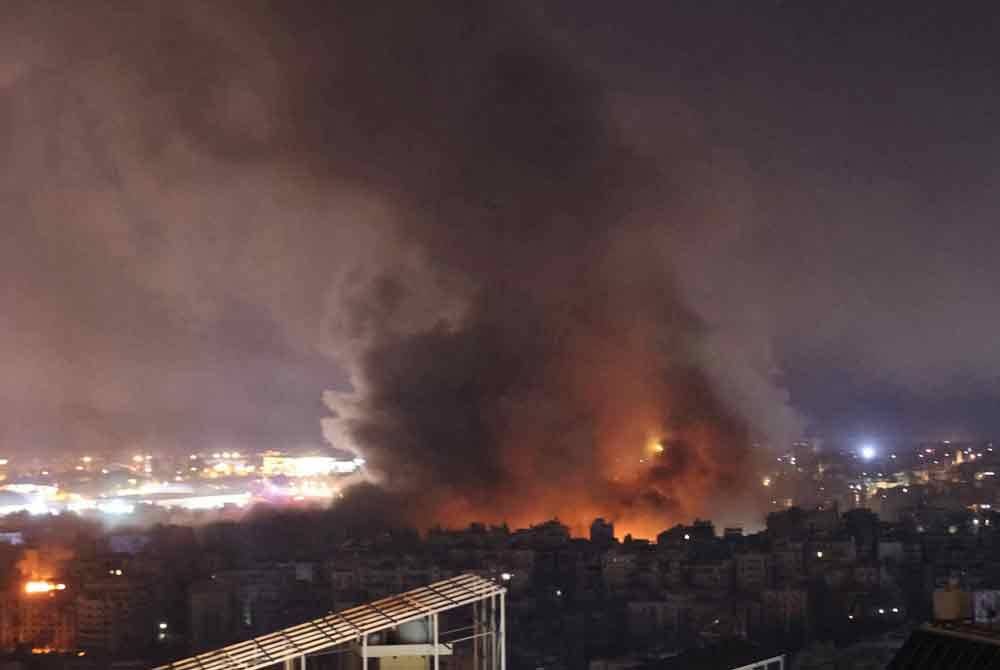 Kelihatan kepulan asap selepas serangan udara Israel menyasarkan kawasan di pinggir selatan Beirut. - Foto: AFP