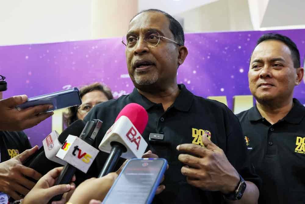 Zambry menjawab pertanyaan media selepas menghadiri program &#039;In Person With Doc Zam&#039; sempena kemasukan mahasiswa baharu sesi 2024/2025 di Dewan Sultan Mizan, Universiti Malaysia Terengganu (UMT) malam tadi. - Foto: Bernama