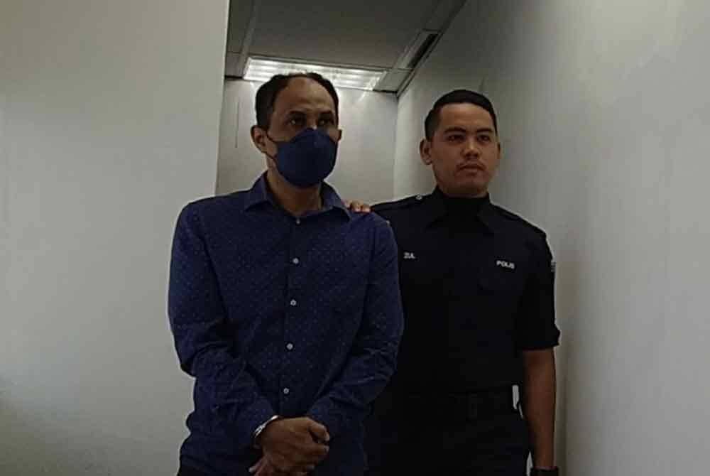 Tertuduh (kiri) mengaku tidak bersalah atas tuduhan melakukan gangguan seksual di Mahkamah Majistret Ipoh pada Jumaat.