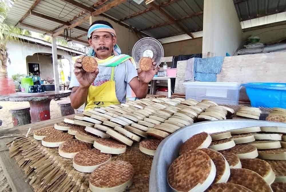 Zukafali menunjukkan &#039;nisan kerek&#039; yang siap dihasilkan dan sedia dijual kepada pelanggan.