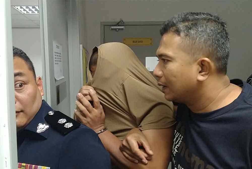 Mohamad Faizul (tengah) mengaku tidak bersalah atas tuduhan menipu tawaran pekerjaan tidak wujud di Mahkamah Majistret Ipoh pada Jumaat.