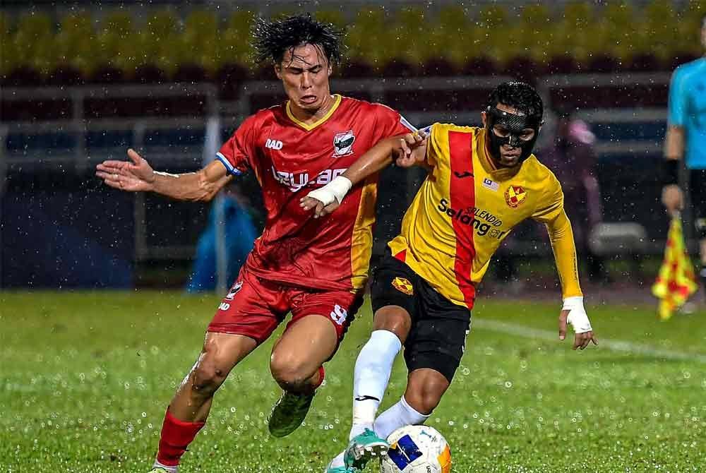 Faisal Halim (kanan) diasak Pemain Dynamic Herb Cebu FC, Rintaro Hama (kiri) pada Liga Juara-Juara 2 (ACL2) di Stadium Majlis Bandaraya Petaling Jaya malam tadi. - Foto: Bernama