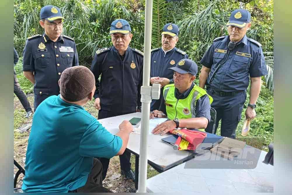 Aedy (berdiri, dua dari kiri) memberi penjelasan kepada pemandu berhubung kesalahan dilakukan semasa Operasi Khas Kenderaan Perdagangan di Jalan Bangi Lama-Semenyih, Selangor pada Jumaat. FOTO SINAR HARIAN- HISYAMUDDIN AYUB.