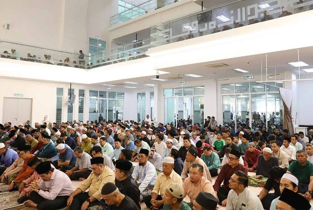 Jemaah yang hadir pada solat Jumaat pertama di Masjid Az-Zahrawi.