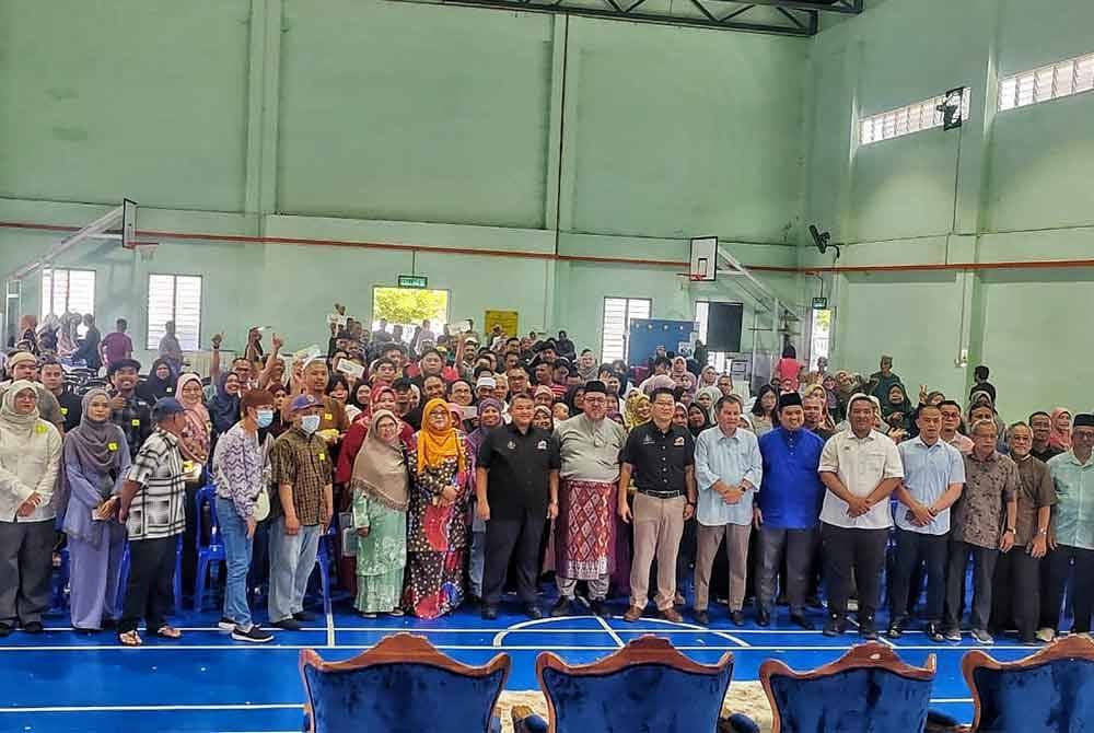 Rais (tengah) bersama sebahagian penerima sumbangan majlis penyampaian Bantuan Sekali Beri Institusi Pengajian Tinggi (IPT) peringkat Parlimen Tangga Batu, di Dewan Paya Rumput Perdana, di sini, pada Jumaat.