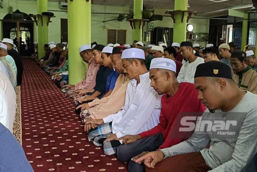 Jemaah Masjid Mutmainnah di Kampung Kuala Pegang, Baling menunaikan solat hajat pada Jumaat untuk memohon agar jasad Sabari dapat ditemui dengan segera.