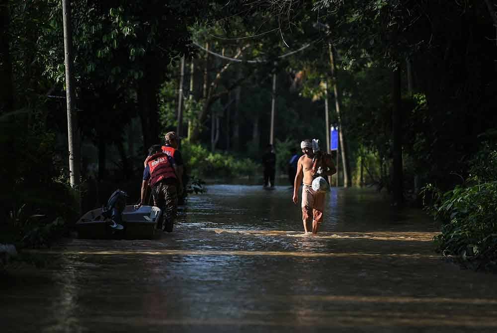 Jumlah mangsa banjir di Kedah dan Perak meningkat sedikit malam ini manakala situasi banjir di Selangor bertambah baik apabila bilangan mangsa di negeri itu terus mencatatkan penurunan. Foto hiasan Bernama