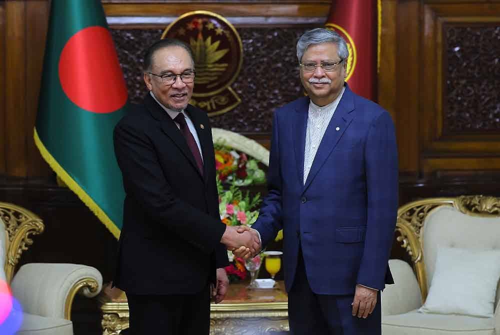 Anwar mengadakan kunjungan hormat ke atas Presiden Bangladesh Mohammed Shahabuddin di Istana Presiden sempena lawatan rasmi ke Bangladesh di Bangabhaban pada Jumaat. - Foto Bernama