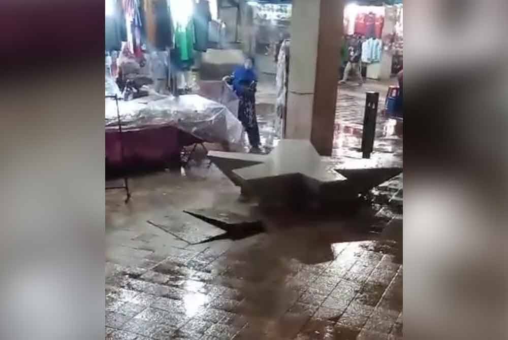 Penutup simen Masjid India terangkat cetus kebimbangan orang ramai. Foto TikTok @lakshmikarthickka