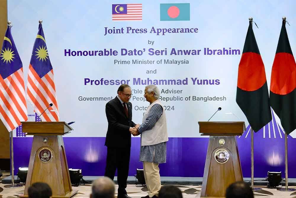 Anwar (kiri) bersama Muhammad Yunus mengadakan sidang media bersama media tempatan sempena lawatan rasmi ke Bangladesh pada Jumaat. Foto Bernama