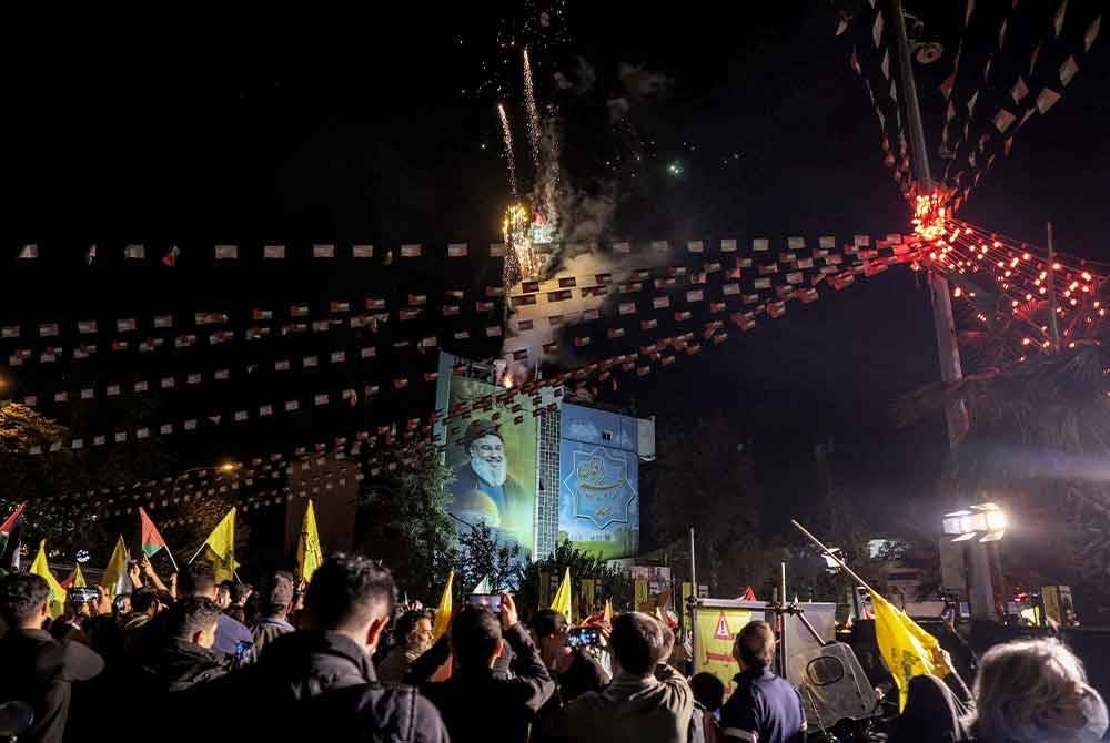 Rakyat Iran berkumpul di luar Masjid Imam Jaafar Sadiq di Dataran Palestin, Teheran bagi meraikan kejayaan serangan negara itu ke atas Israel.