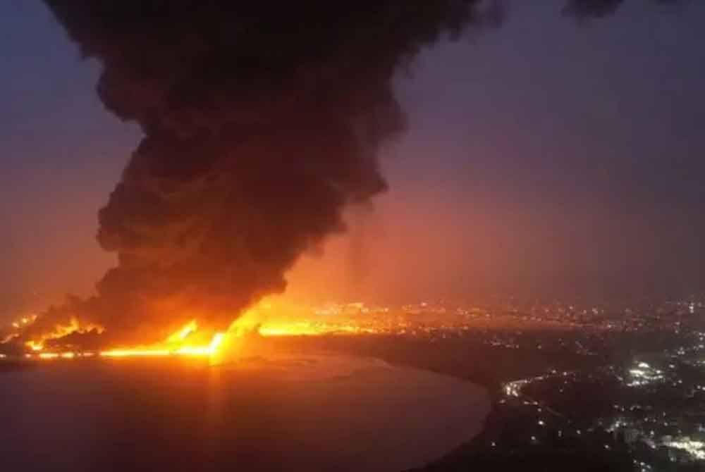 AS dan British melakukan serangan udara dengan menyasarkan beberapa kawasan di Yaman termasuk bandar Sanaa serta lapangan terbang Hodeida. Foto fail