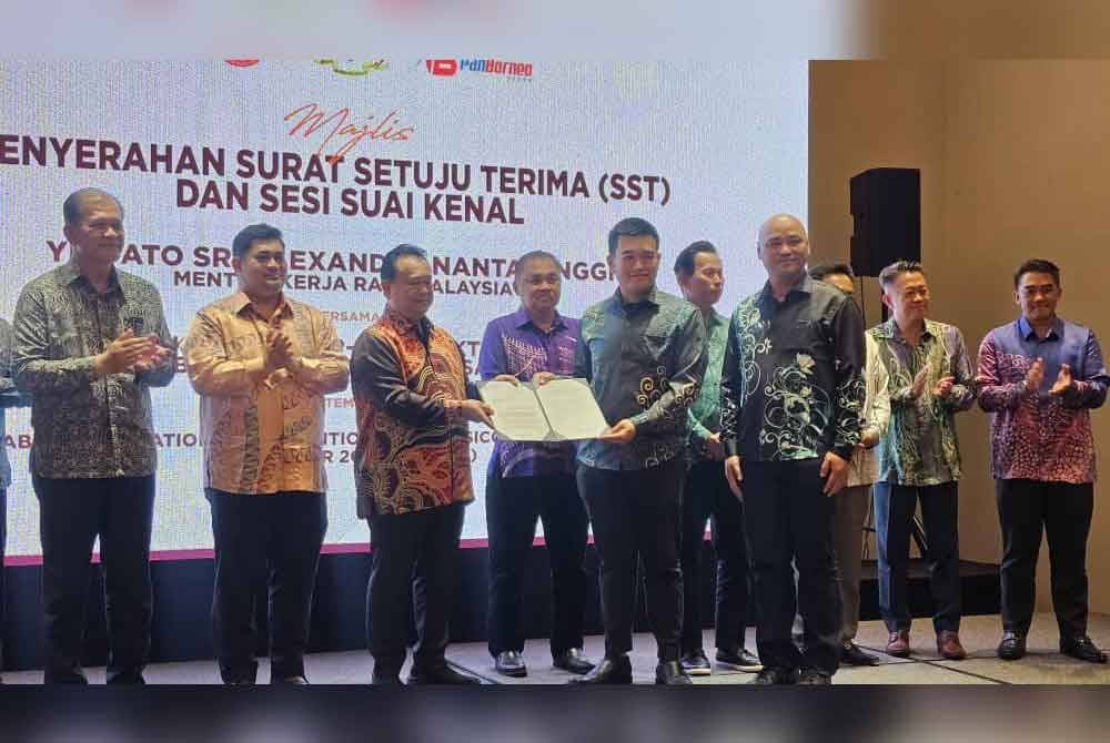 Nanta (tiga) dari kiri menyerahkan SST kepada kontraktor yang dilantik melaksanakan projek pembinaan LPB Sabah Fasa 1B di Sabah.