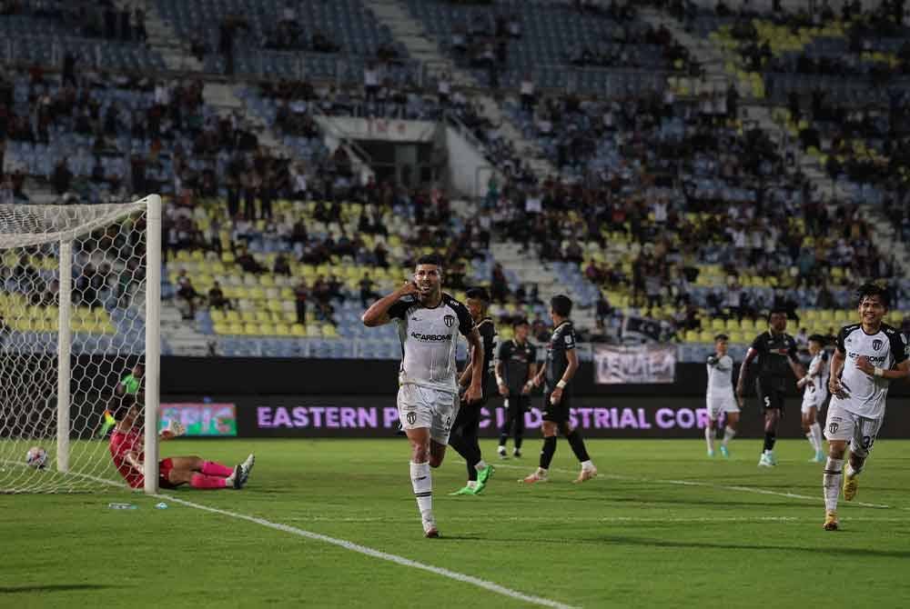 Reaksi pemain TFC Nelon Bonilla (tengah) meraikan kejayaan setelah berjaya menjaringkan gol peribadi pertamanya semasa menentang pasukan PDRM FC pada aksi Liga Super Malaysia 2024/2025 di Stadium Sultan Mizan Zainal Abidin Gong Badak malam ini. Foto Bernama