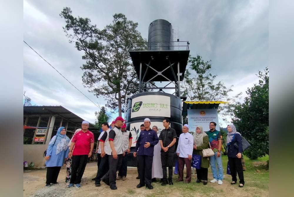 Mohamad Yusoff @ Munir (enam dari kanan) hadir mewakili menteri besar ke Majlis Perasmian Projek Pembangunan Sistem Air Bersih di Kampung Bukit Batu, Sik pada Jumaat.