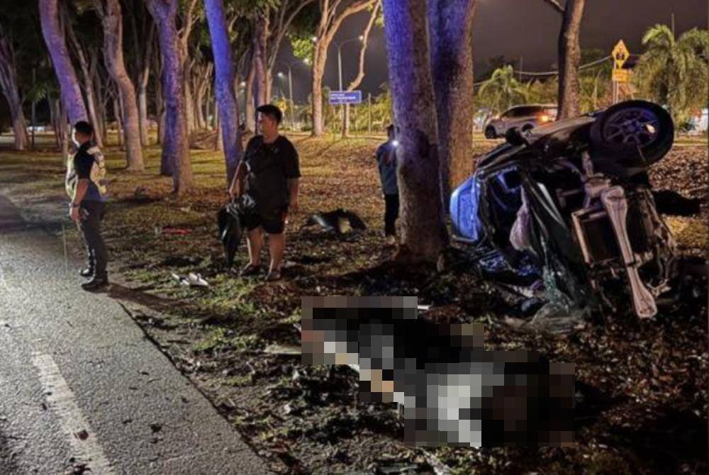 Seorang lelaki maut setelah kereta dipandunya dipercayai terbabas dan melanggar sebatang pokok di Bangunan Persekutuan Seri Manjung, awal pagi tadi. Foto JBPM Perak