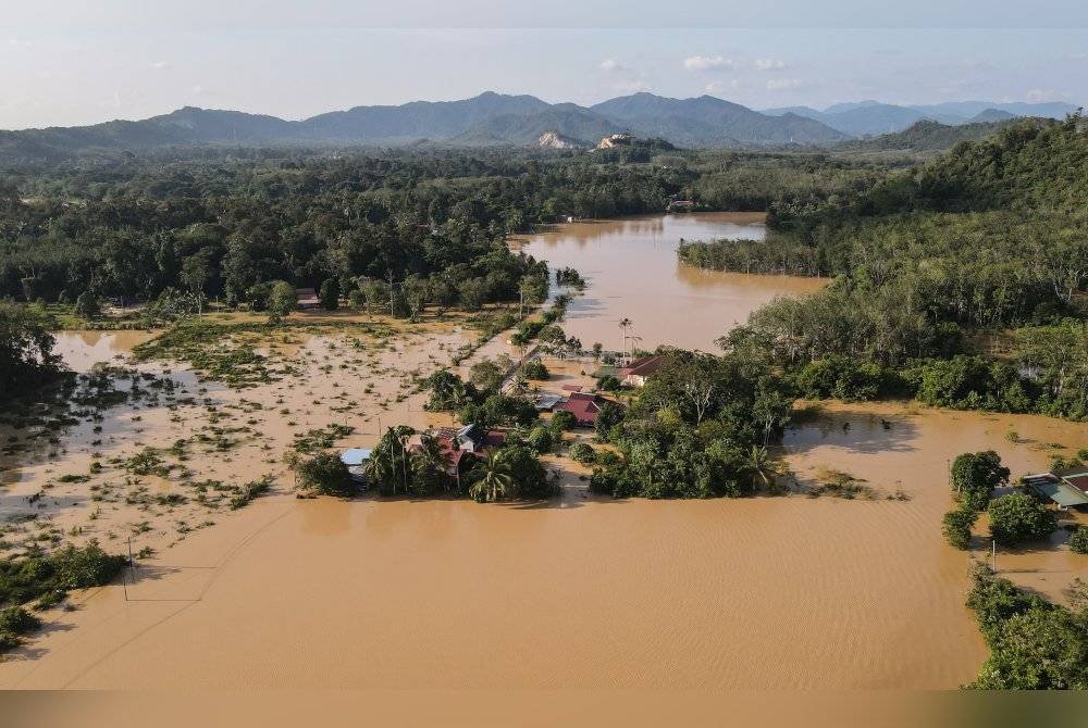 Mangsa banjir di Kedah yang dipindahkan ke PPS. Foto Bernama