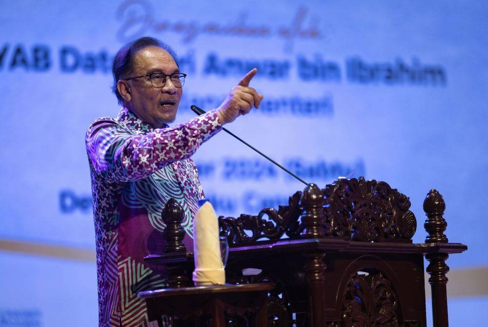 Perdana Menteri Datuk Seri Anwar Ibrahim menyampaikan ucapan pada majlis Syarahan Za'ba Seabad Pemikir Kemiskinan dan Hari Akademia Negara di Universiti Pendidikan Sultan Idris (UPSI) pada Sabtu. Foto Bernama