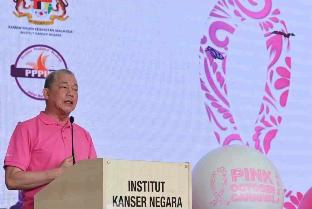 Timbalan Perdana Menteri Datuk Seri Fadillah Yusof menyampaikan ucapan pada Majlis Perasmian Karnival Pink Oktober 2024 di Institut Kanser Negara (IKN) hari ini. Foto Bernama
